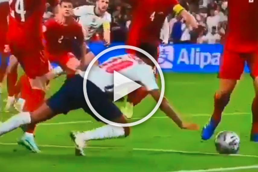 Pišejo o sramoti na EURO 2020! Enajstmetrovke ni bilo, na igrišču pa dve žogi