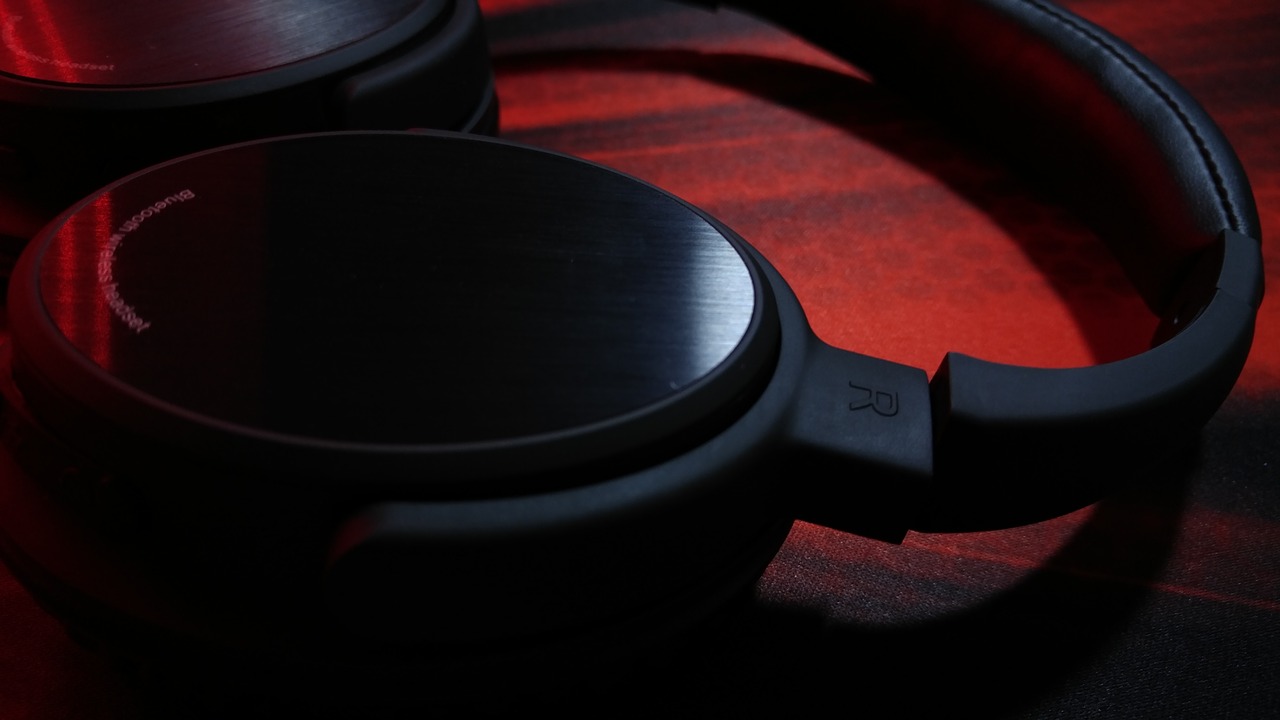 Surface Headphones 2 in Surface Earbuds