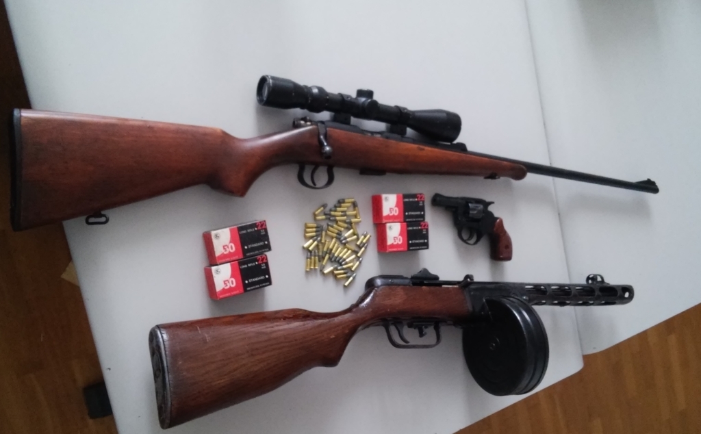 Na parkirišču v Trebnjem zasegli puški, revolver in naboje - FOTO