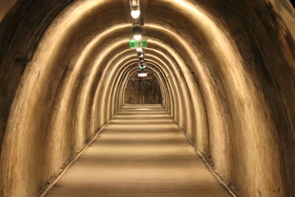 - NaDlani.si Tunel iz druge svetovne vojne, ki je bil nekoč tudi mesto za zabave, zdaj pa gosti tudi adventna doživetja, je med najbolj zanimivimi kraji Zagreba