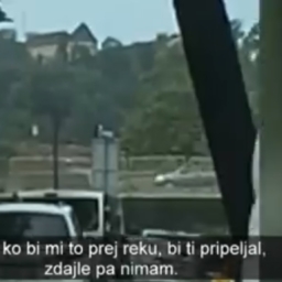 FOTO: Sneg ovira promet, burja in nanosi na Primorskem, nesreča na Gorenjki