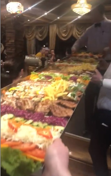 VIDEO: V to restavracijo pa gremo! Porcijo je moralo prinesti skoraj celotno osebje