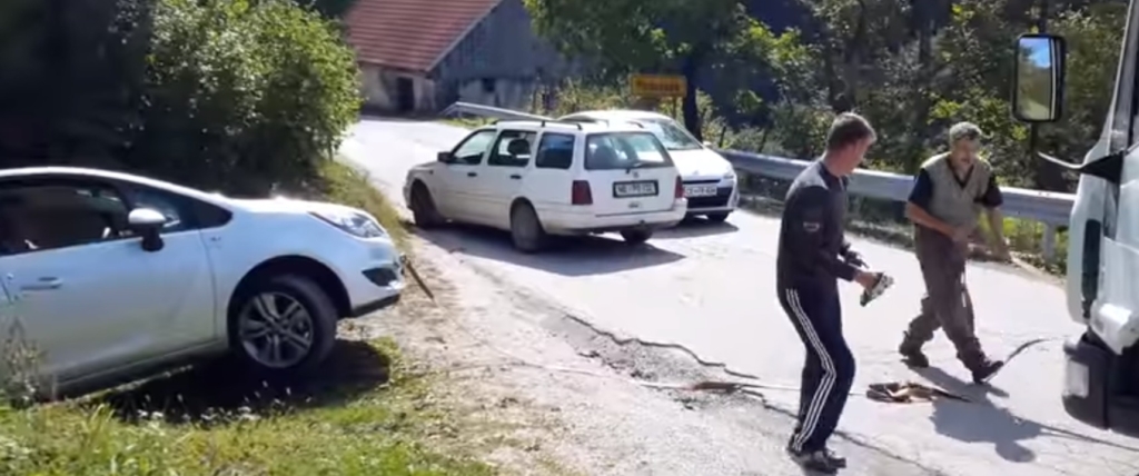 VIDEO: Turista obtičala sredi Slovenije! Kar so potem storili domačini, sta morala posneti na kamero