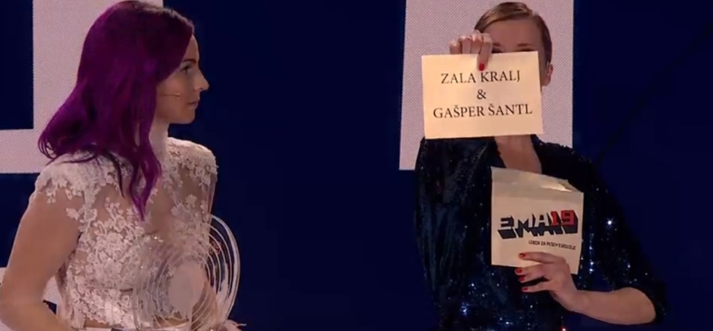VIDEO: Škandal na Emi! Lea Sirk med razglasitvijo zmagovalca: Pa ne morem f***** verjet