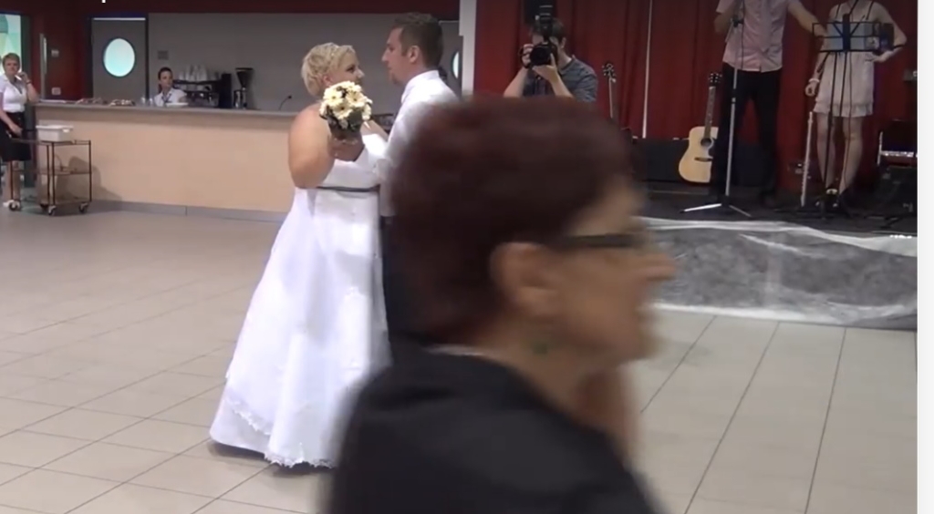 Slovenca navdušila s poročnim plesom, tega res nismo pričakovali #VIDEO