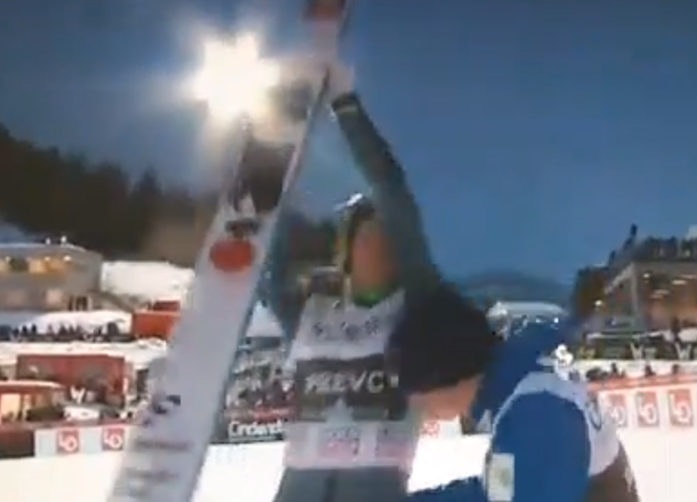 VIDEO: Prava bratska ljubezen! To je po zmagi brata Domna naredil Peter Prevc