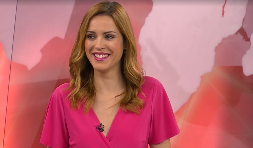 VIDEO: Voditeljica sredi oddaje Svet pahnila v smeh: »Ne, samo poljubljanje je bilo in res mu je stal kot raketa!«