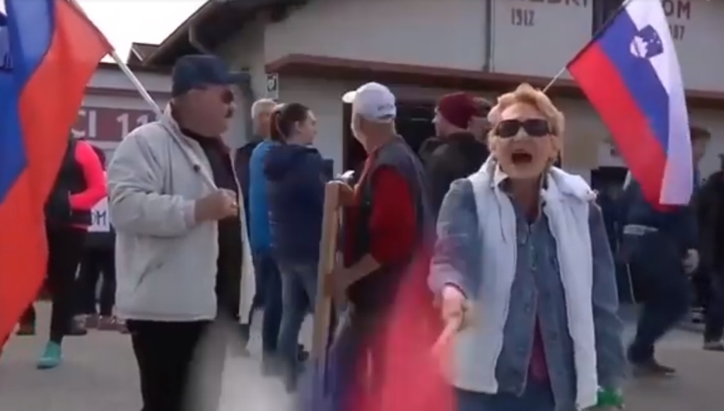 VIDEO: Kdo je tu nor? To je počela s slovensko zastavo na protestu proti migrantom