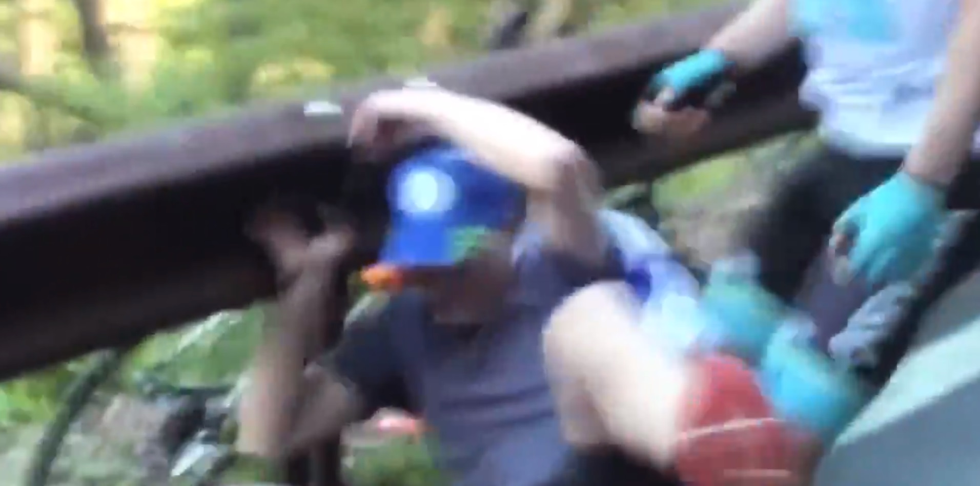 VIDEO: Roglič nemočen proti Nibaliju in Carapazu, slovenski navijač poskrbel za hud incident