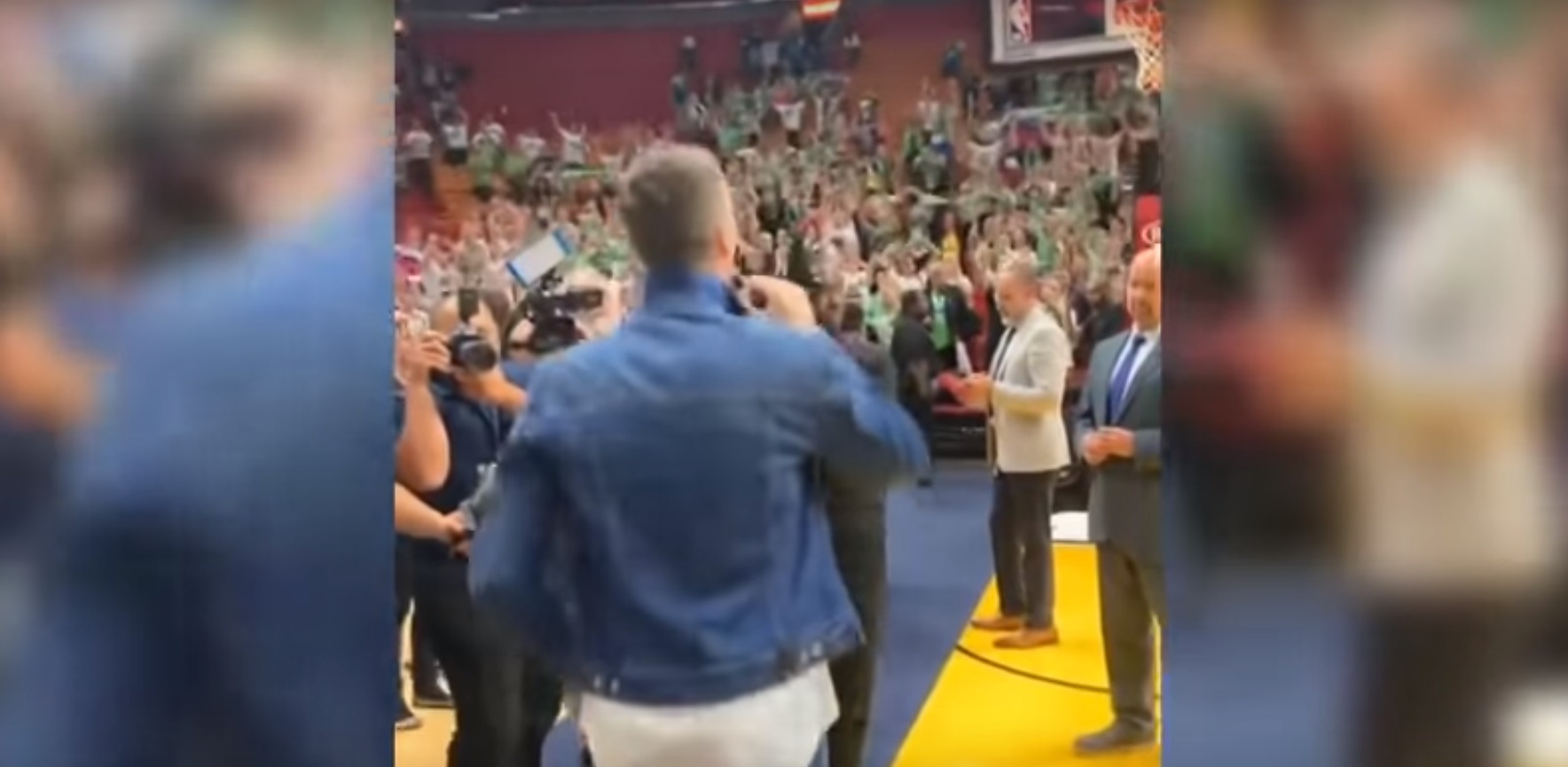 VIDEO: Slovenski navijači pokazali NBA ligi kako se to počne! Ko je Dragić prišel nazaj se je dvorani »utrgalo«