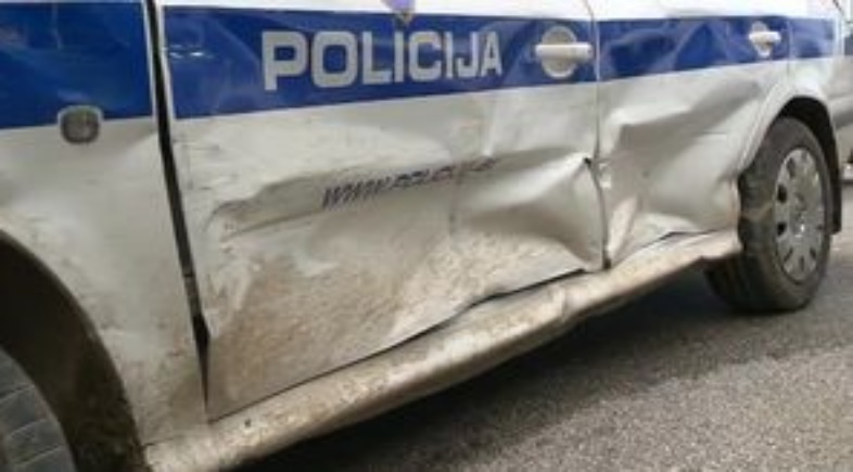 PU Novo mesto: prevažal 18 tujcev, ki so nezakonito prestopili mejo, trčil v policijski avtomobil