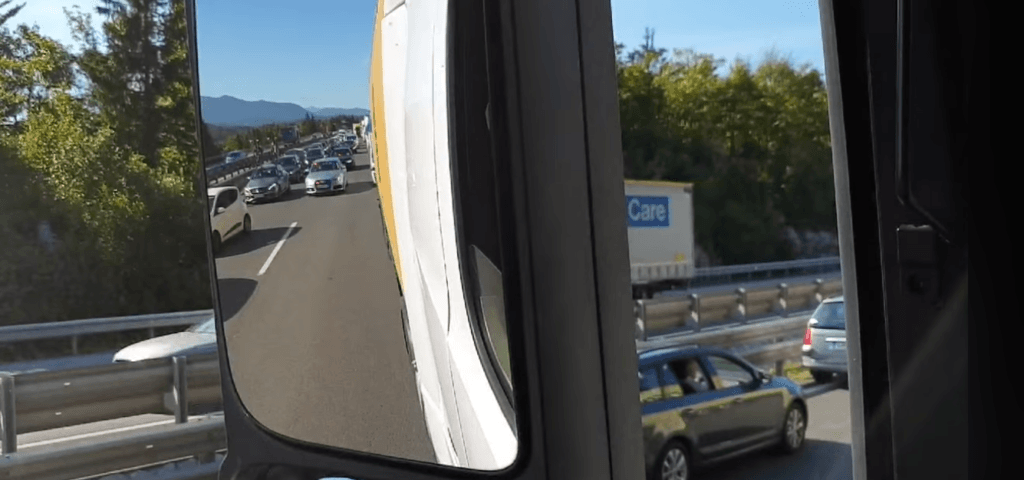 VIDEO: Sramota, kaj se je zgodilo na naši avtocesti! Reševalni pas ne velja za politike