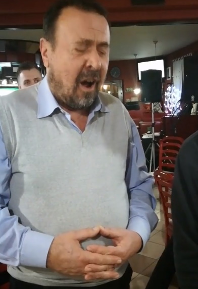 VIDEO: Nastop iz gostilne vas bo pustil brez besed! Zapeli so slovensko uspešnico