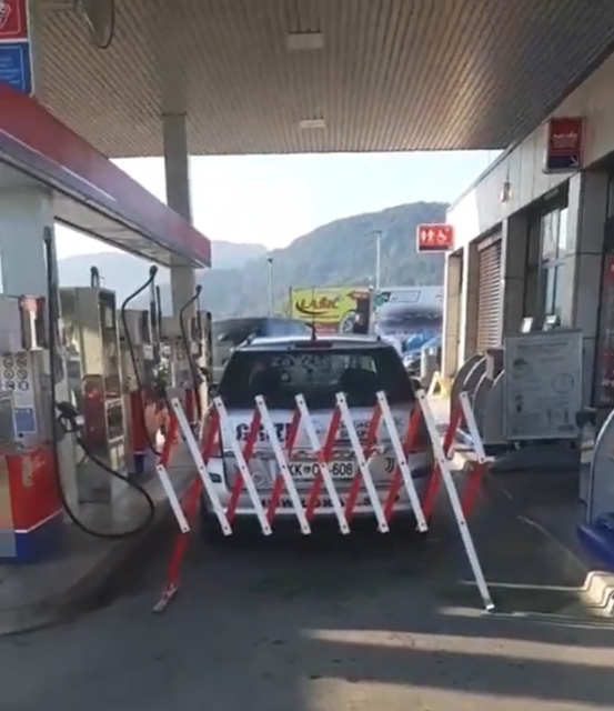VIDEO: Incident v Brežicah zaradi PCT, na Petrolu posredovala policija