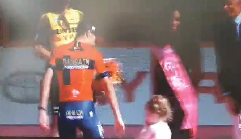 VIDEO: Sramotno, kar je Nibali naredil Rogliču na odru za zmagovalce! Naš šampion je spregovoril
