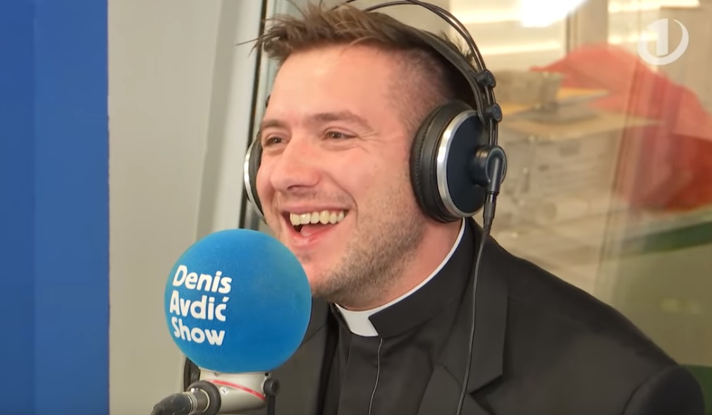 VIDEO: Duhovnik, ki je prava zvezda v Sloveniji, je priznal: Sem v kompliciranem razmerju!