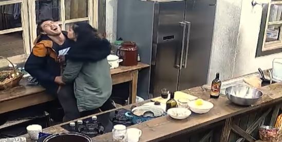 Uf, pijana Aneta potiskala tekmovalcem roko v hlače! To naj bi bil razlog za njeno razuzdanost ...