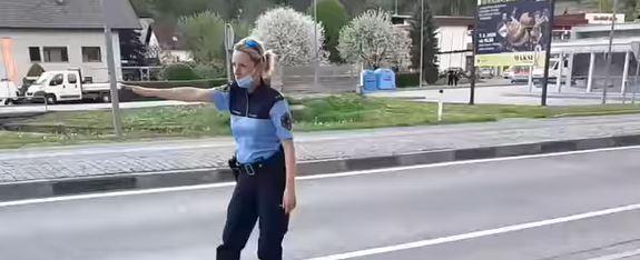 VIDEO: Slovenska policistka zaustavila promet, kar sta storile s kolegico odmeva po celotni državi