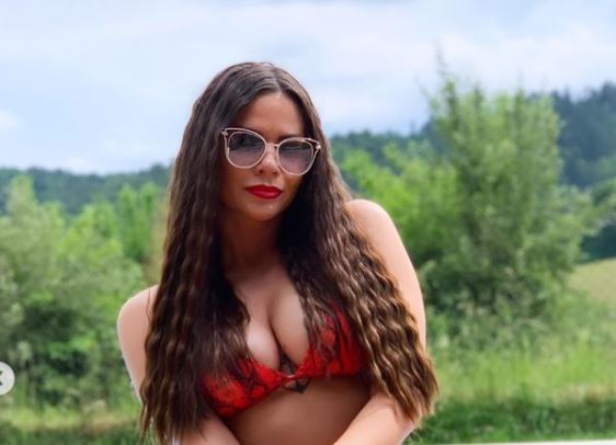 Uf, kaj je izdal Gregor o posteljnih aktivnostih dveh tekmovalk: »Nisi bil zraven, ko smo se v Logarski dolini vrteli steklenico resnice ...