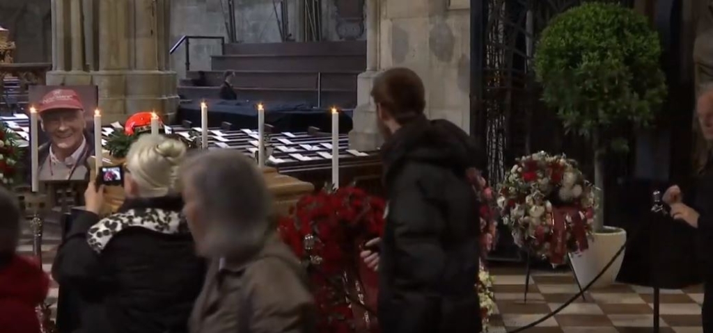 VIDEO: To je slovo od legendarnega voznika formule 1, pokopali so ga v Ferrarijevi tekmovalni opravi
