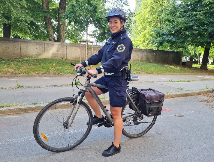 Ups, ste videli, kaj moški pišejo pod fotografijo lepe slovenske policistke