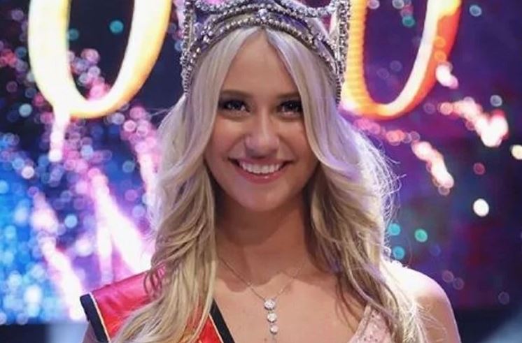 Lepa miss Belgije se je spotaknila na odru! Poglejte, kaj ji je naredilo z modrčkom #VIDEO