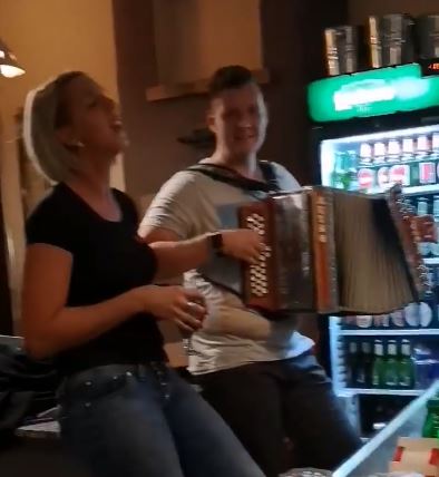 VIDEO: Zapela ob harmoniki, Slovenija navdušena: Kdo reče, da ni talentov v gostilni?