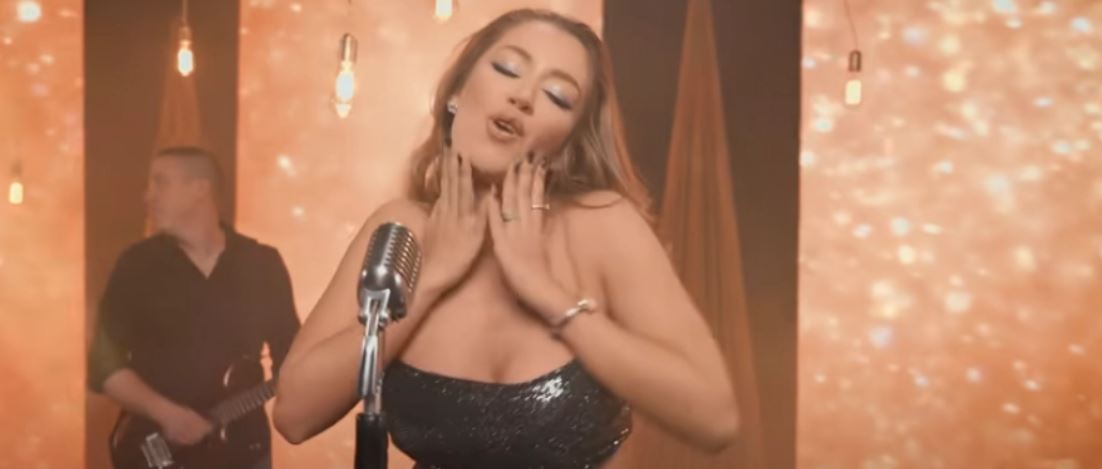 VIDEO: Pevki Tei metali denar, njeni trakci niso uspeli zadržati silikonov, pokukale so na plano