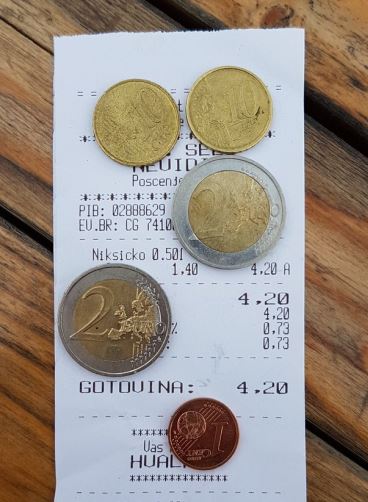 FOTO: Slovenec natakarju v Črni Gori pustil napitnino in postal hit na spletu