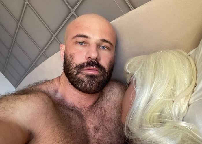 Bodybuilder uživa na medenih tednih z drugo - prva spolna lutka mu je počila