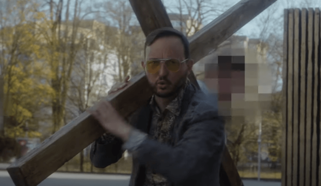Zlatko s križem po Ljubljani, verniki v zrak! Udaril tudi po premierju Janši