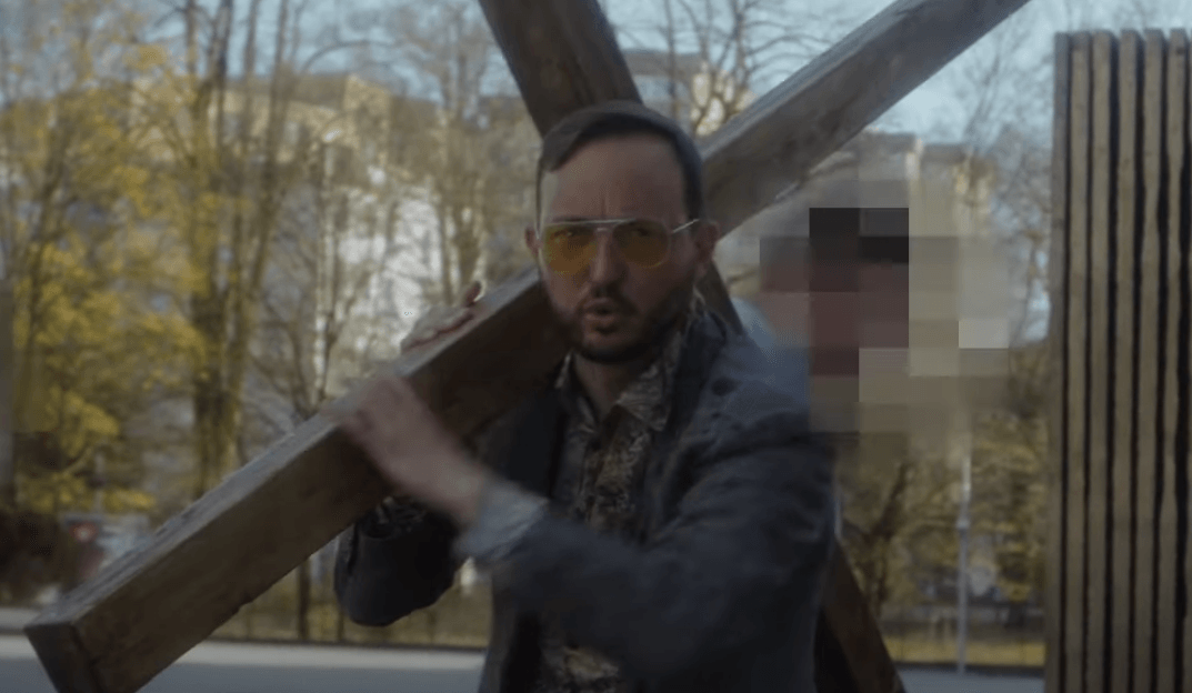 Zlatko s križem po Ljubljani, verniki v zrak! Udaril tudi po premierju Janši