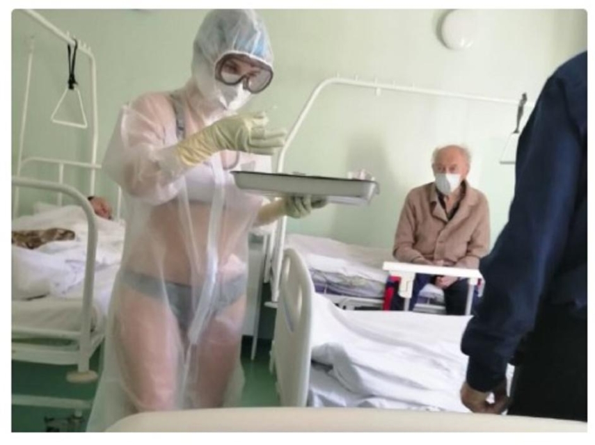 FOTO: Medicinska sestra na infekcijskem oddelku je nosila samo bikini ...