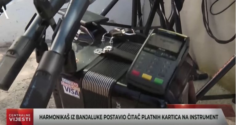 VIDEO: Željko je na svojo harmoniko namestil čitalnik kreditnih kartic!