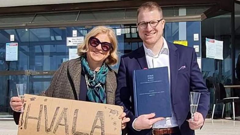 Vsi se smejijo fotografiji iz podelitve diplom na Reki: to je imela mama na transparentu #FOTO