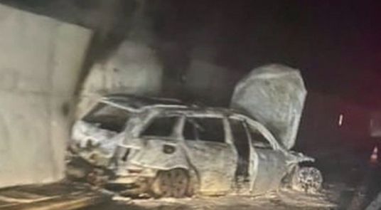 FOTO: Besni navijači zažgali avto sodnikov, ki so bežali iz gorečega vozila