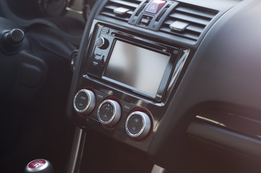 FOTO: Dončić osrečil brhko Američanko! - NaDlani.si Najnovejši avtoradio ima Bluetooth povezavo in USB vhod