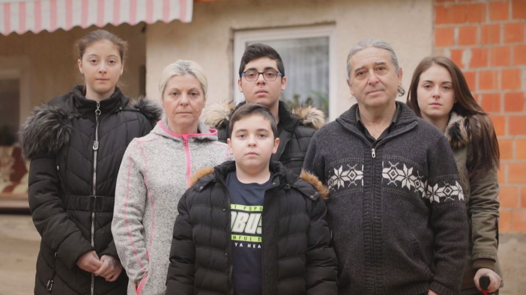 Dolenjec Eugen, ki mu pomagajo v Delovni akciji, je oče znane Slovenke #VIDEO