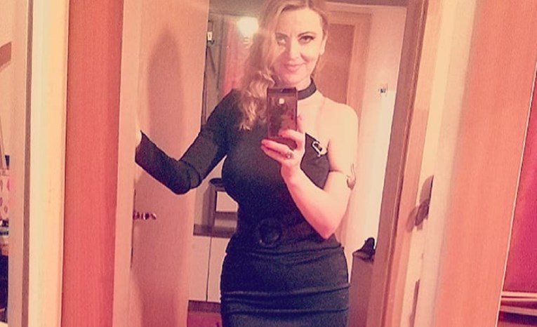 FOTO: Škandal trese celotno regijo! Bujna profesorica se je gola slikala v učilnici