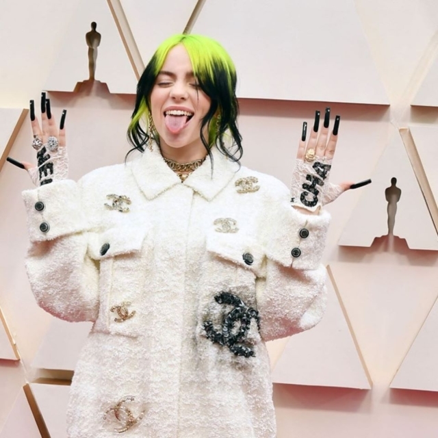 Billie Eilish je petkratna zmagovalka Grammyjev