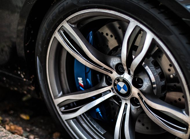VIDEO: Dekle iz BiH je po prepiru s svojim golfom namerno trčilo v fantov BMW