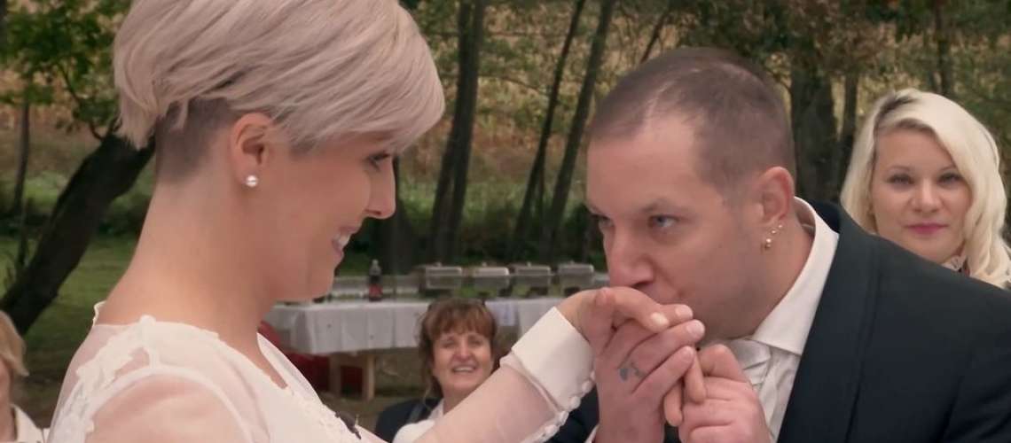 Ana in Roman, ki sta se poročila na Kmetiji, sta se ločila, za njega niso vedeli, če bo preživel