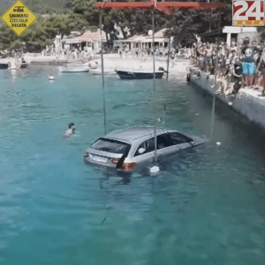 VIDEO: Pri Makarski zgrešil rampo za trajekt, ljudje skakali v morje, da bi rešili Slovenca
