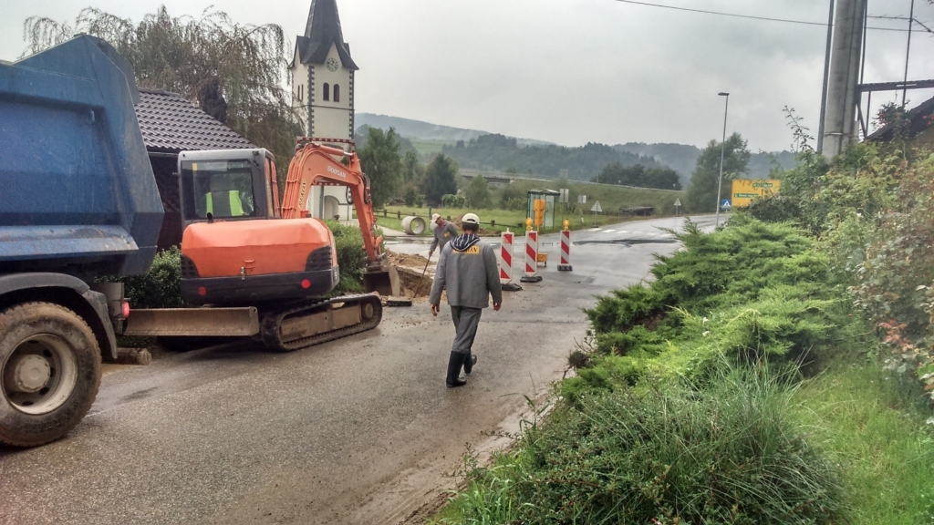 Obnavljajo cesto proti Velikemu Gabru