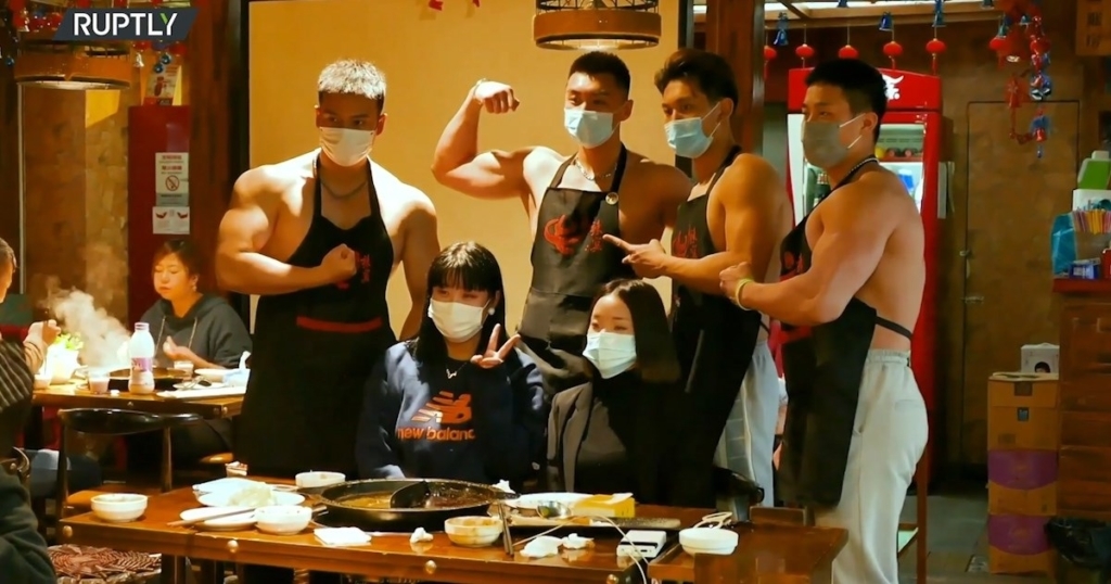 Če obiščete to restavracijo, vas bodo postregli napol nagi natakarji (VIDEO)