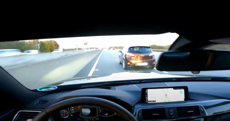 Vozil je BMW 280 km/h, nato pa je na njegov pas zapeljala Mazda