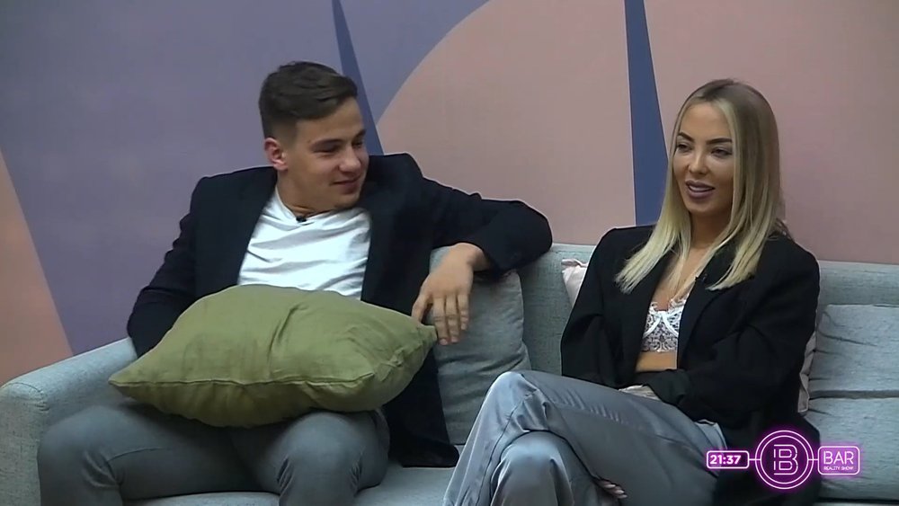 Slovenska resničnostna zvezdnica vstopila v Bar in takoj napravila kaos!