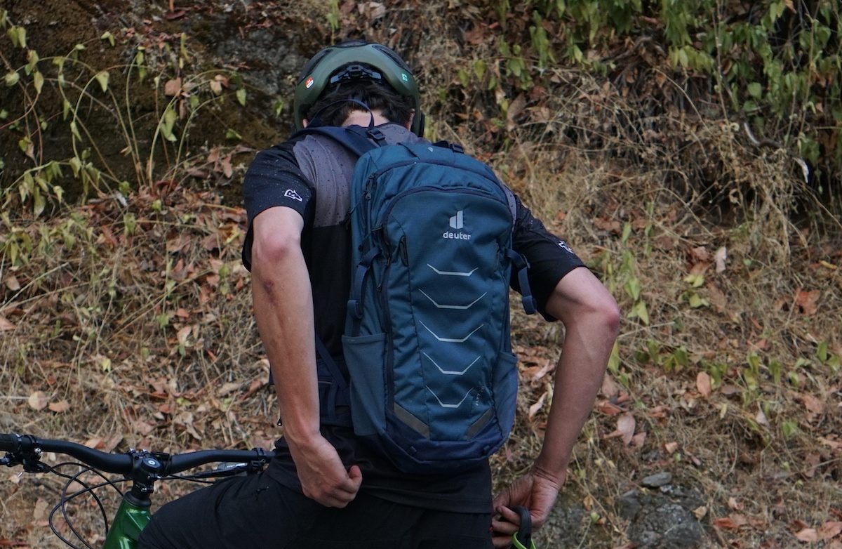 50-letni kolesar v Kranjski Gori trčil v drevo, policisti ugotovili, da je vozil pod vplivom alkohola