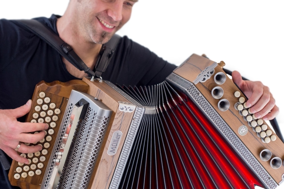 Harmonika: v slovenski glasbeni tradiciji