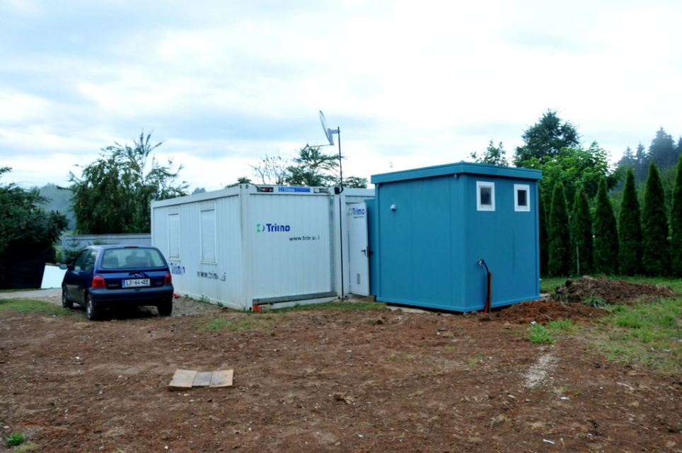 Novomeška občina je Sandiju Brezarju postavila sanitarni zabojnik